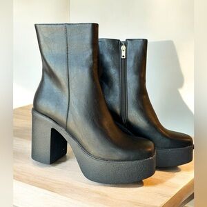 Black platform heeled boots. NEW, size 7
